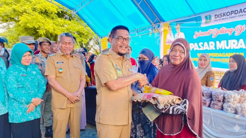 Harga Telur Melonjak di Muna Pasar Murah Jadi Solusi Bupati Ingatkan Warga Tidak Panic Buying