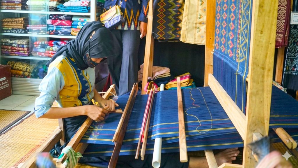 Leomo Bachrun Bawa Misi Tenun Pewarna Alami Khas Muna Siap Mendunia Lagi