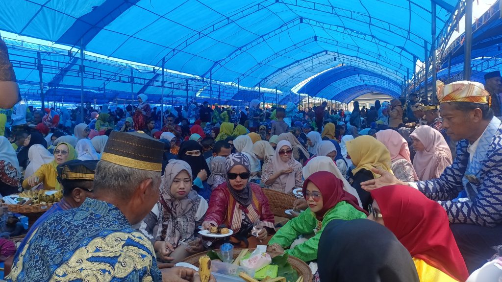 Sajian 1.228 Dulang Tradisional Muna Pecahkan Rekor Dunia MURI